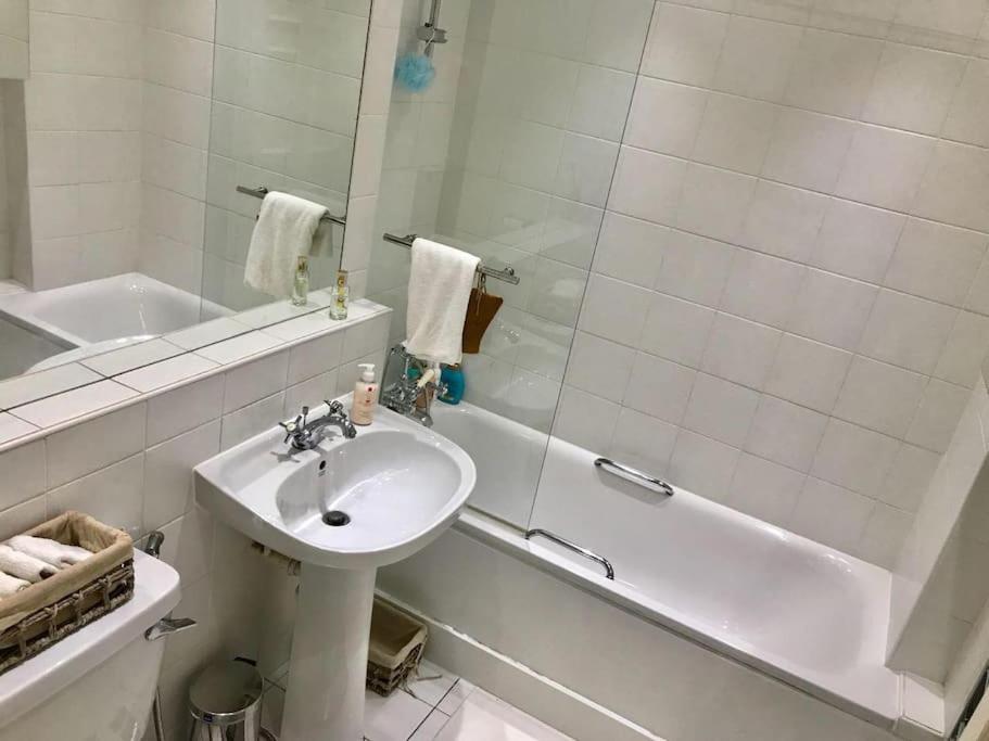 Stunning 2 Bed/2Bath Flat In Heart Of Kensington Apartment London Exterior photo