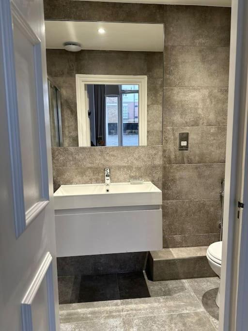 Stunning 2 Bed/2Bath Flat In Heart Of Kensington Apartment London Exterior photo